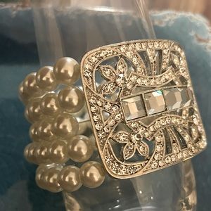 Stretchy pearl and rhinestone bracket